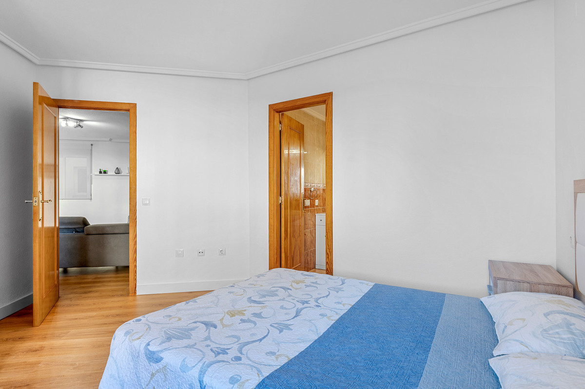 For sale - 3 Bedroom 2 Bathroom Apartment - Middle Floor Apartment in Torrevieja - Torrevieja Centro  - Alicante