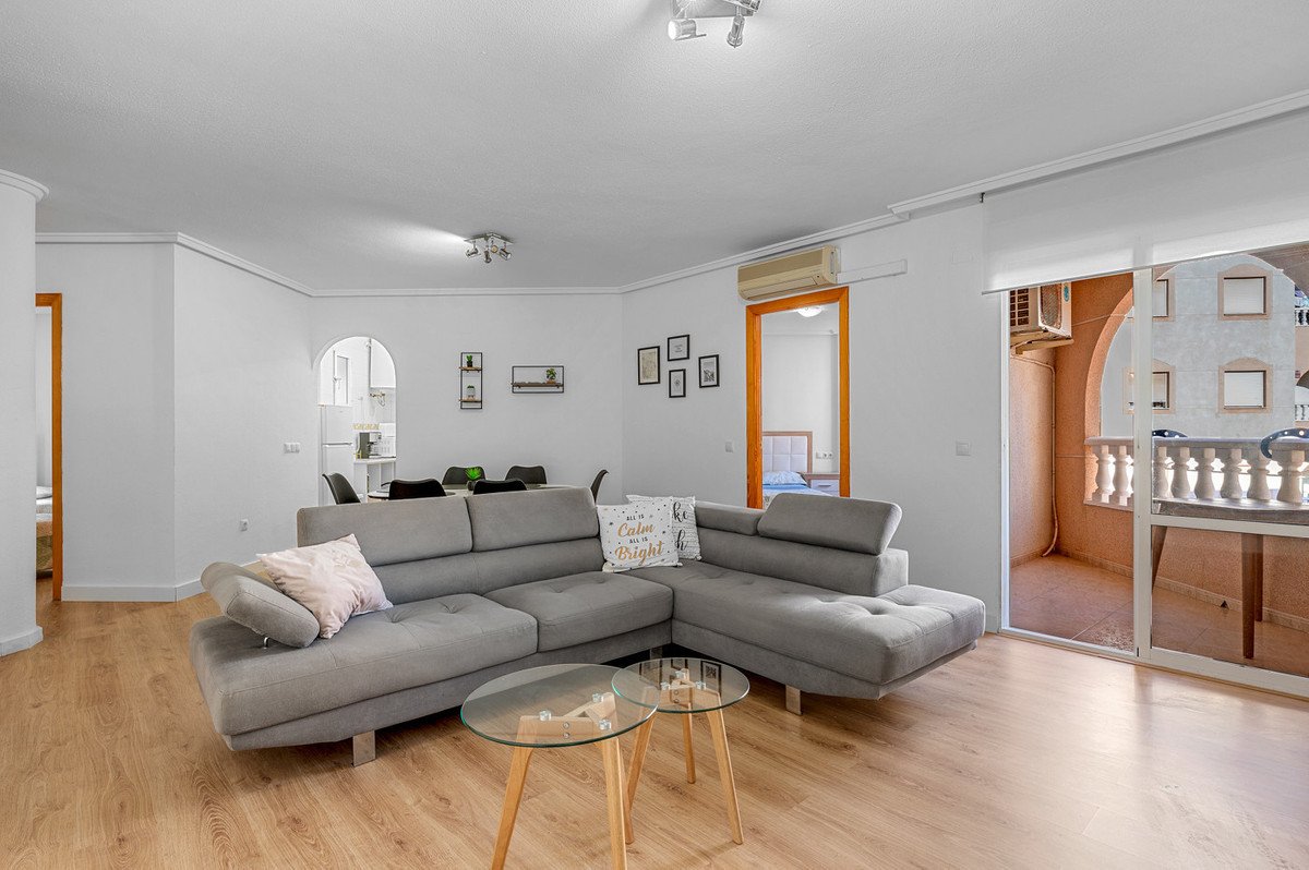 For sale - 3 Bedroom 2 Bathroom Apartment - Middle Floor Apartment in Torrevieja - Torrevieja Centro  - Alicante