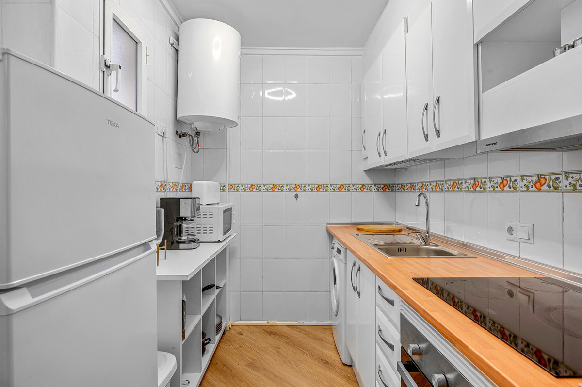 For sale - 3 Bedroom 2 Bathroom Apartment - Middle Floor Apartment in Torrevieja - Torrevieja Centro  - Alicante