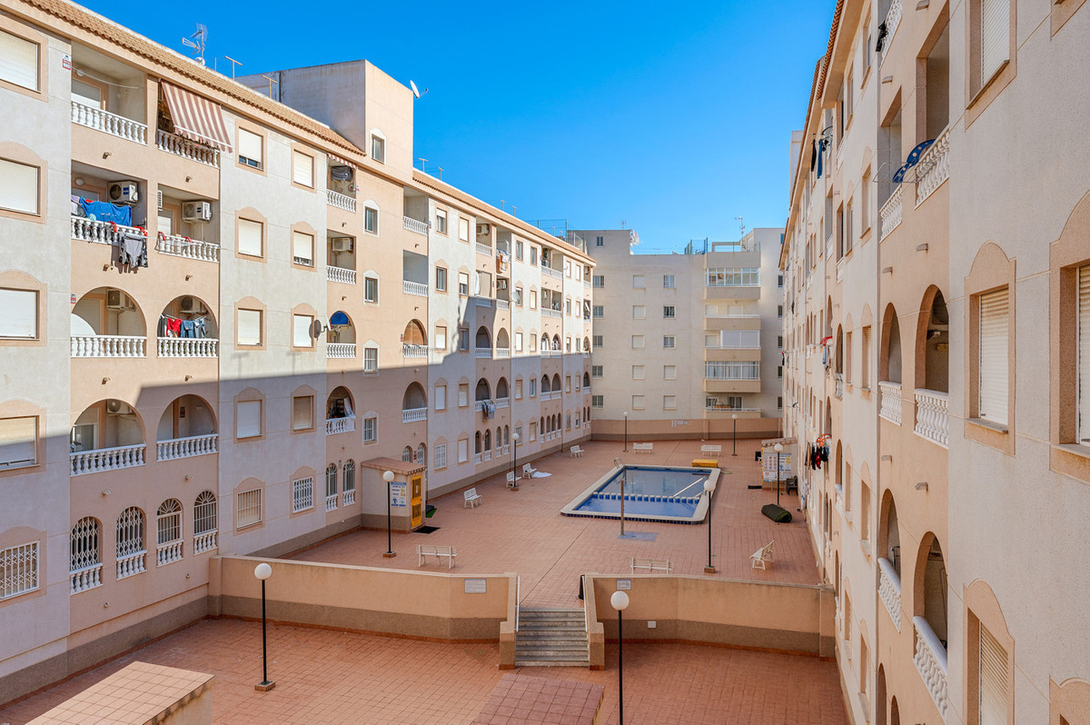 For sale - 3 Bedroom 2 Bathroom Apartment - Middle Floor Apartment in Torrevieja - Torrevieja Centro  - Alicante
