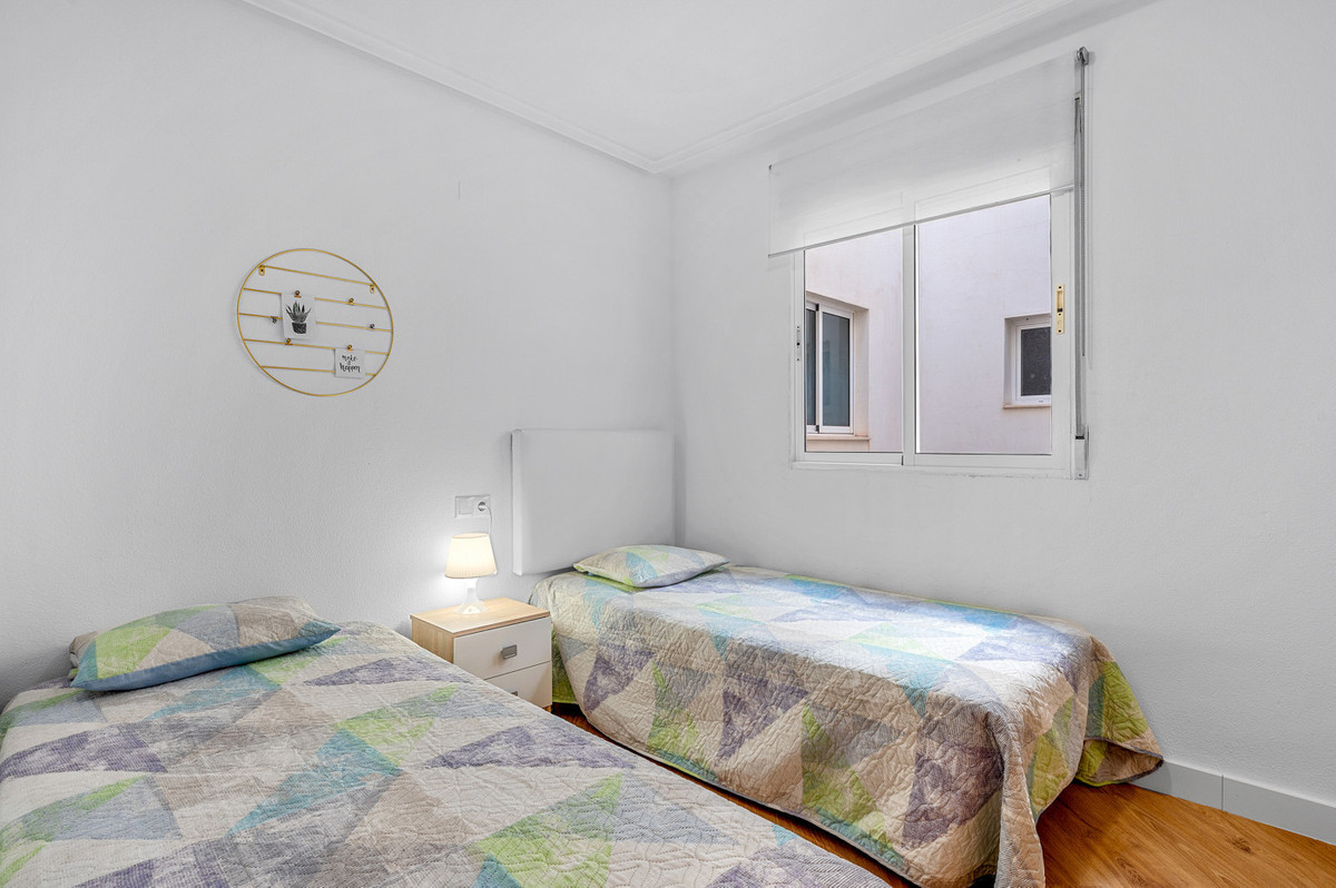 For sale - 3 Bedroom 2 Bathroom Apartment - Middle Floor Apartment in Torrevieja - Torrevieja Centro  - Alicante