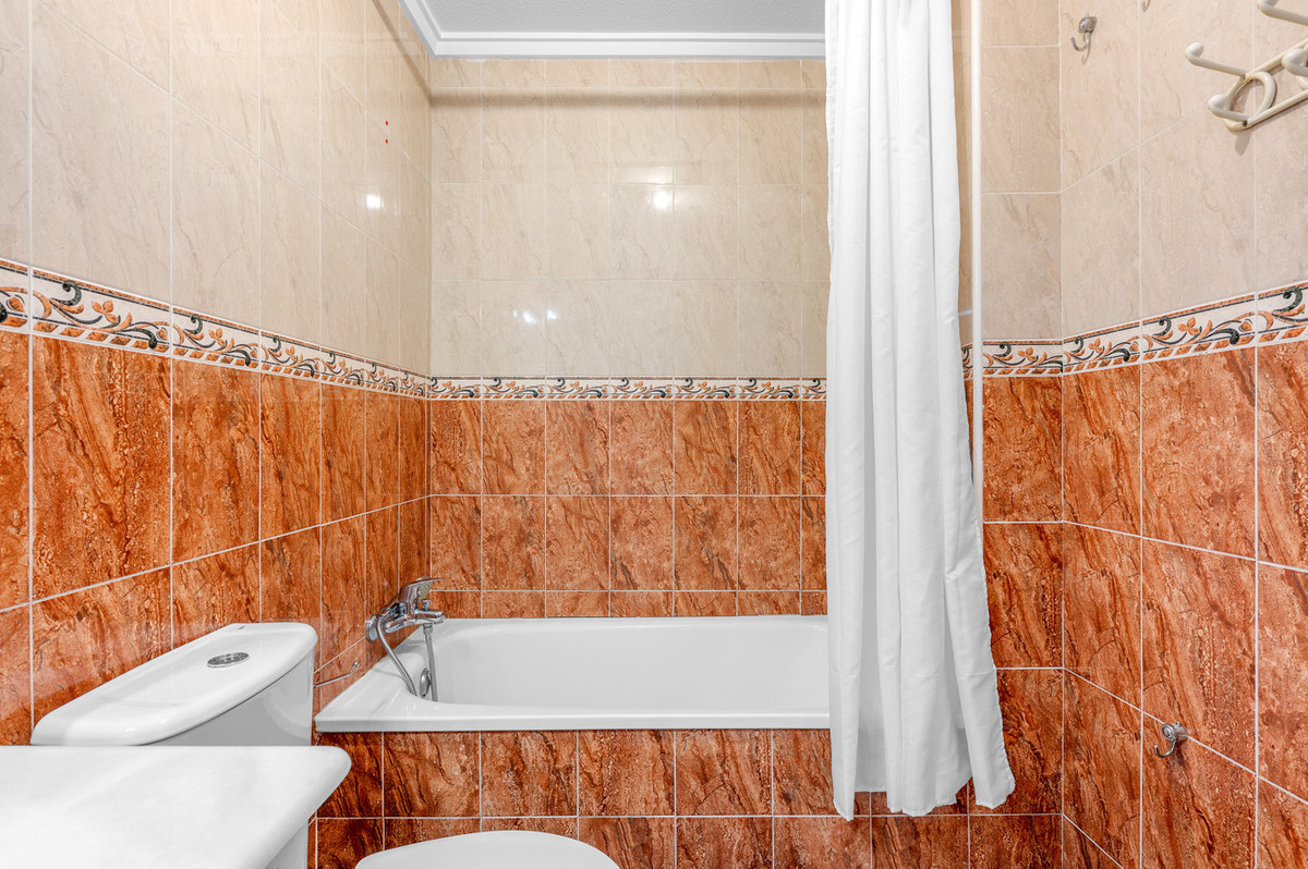 For sale - 3 Bedroom 2 Bathroom Apartment - Middle Floor Apartment in Torrevieja - Torrevieja Centro  - Alicante
