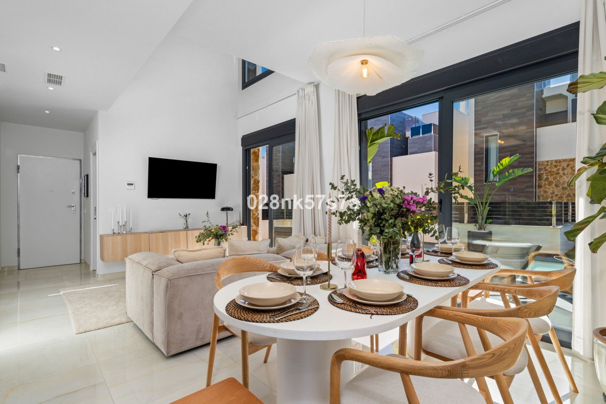 For sale - 4 Bedroom 4 Bathroom House - Detached Villa in Orihuela - Lomas De Campoamor  - Alicante