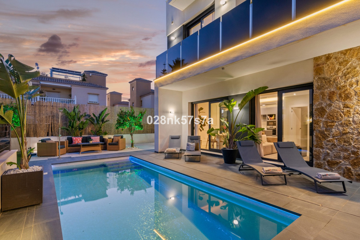 For sale - 4 Bedroom 4 Bathroom House - Detached Villa in Orihuela - Lomas De Campoamor  - Alicante
