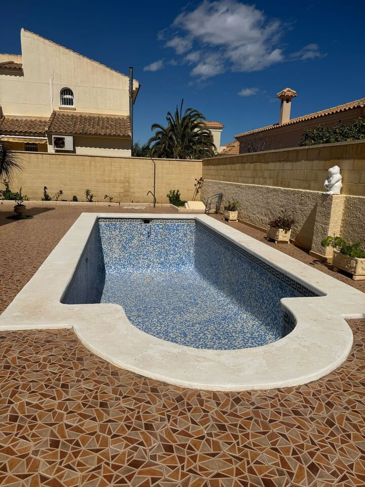 For sale - 4 Bedroom 3 Bathroom House - Detached Villa in Orihuela - La Zenia  - Alicante