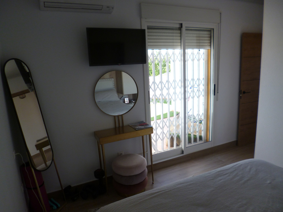 For sale - 4 Bedroom 2 Bathroom House - Detached Villa in Pilar de la Horadada - Pilar de la Horadada Centro  - Alicante