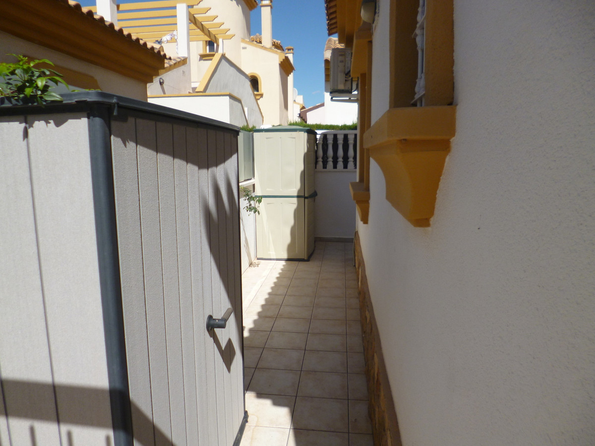 For sale - 4 Bedroom 2 Bathroom House - Detached Villa in Pilar de la Horadada - Pilar de la Horadada Centro  - Alicante