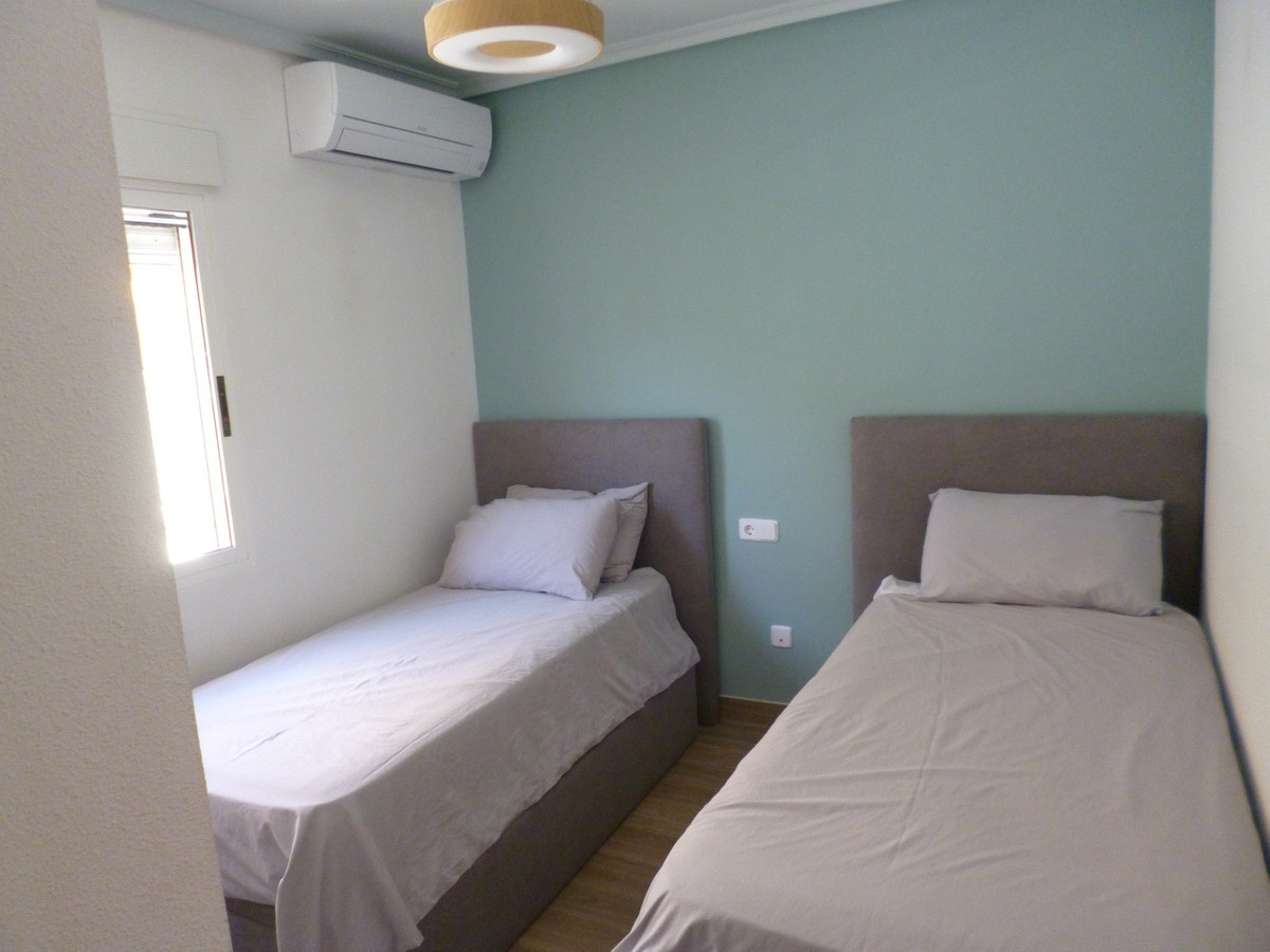 For sale - 4 Bedroom 2 Bathroom House - Detached Villa in Pilar de la Horadada - Pilar de la Horadada Centro  - Alicante