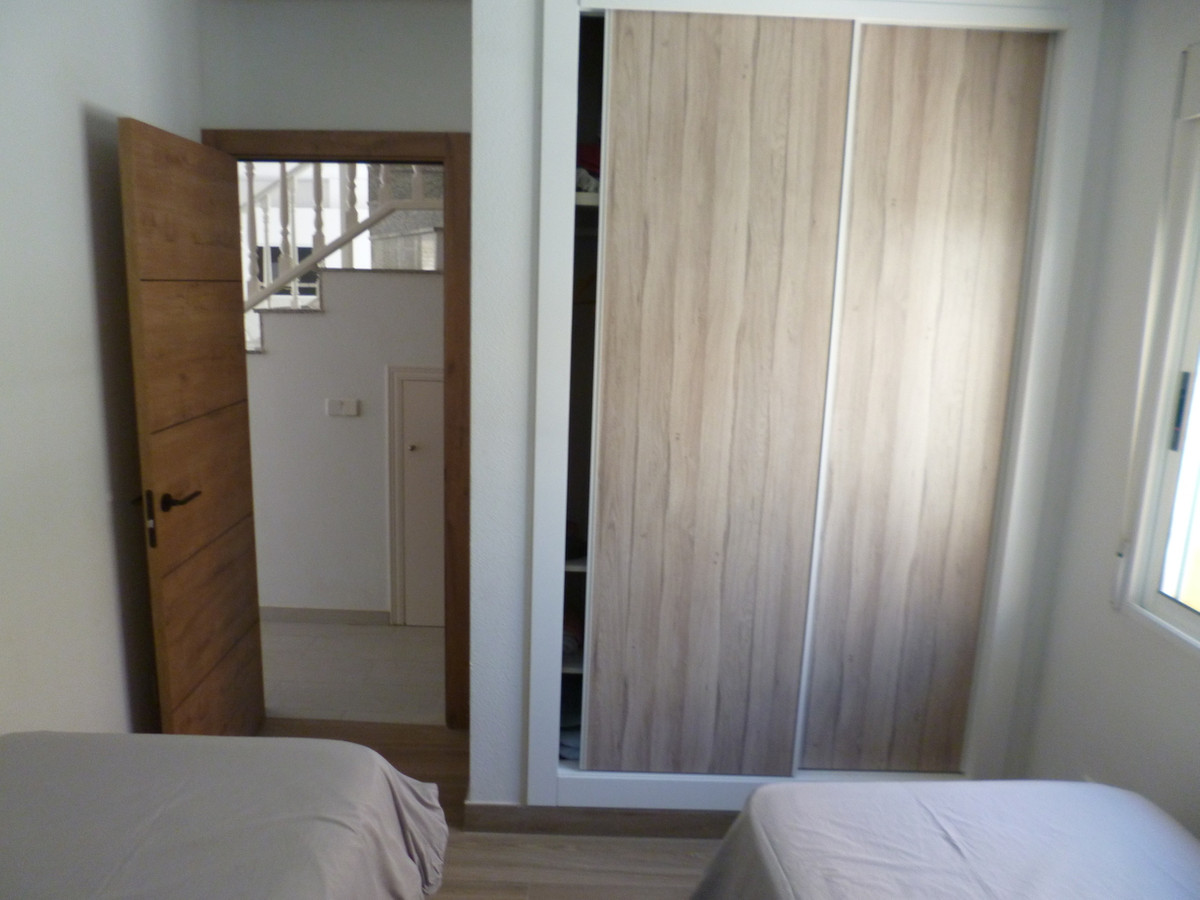 For sale - 4 Bedroom 2 Bathroom House - Detached Villa in Pilar de la Horadada - Pilar de la Horadada Centro  - Alicante