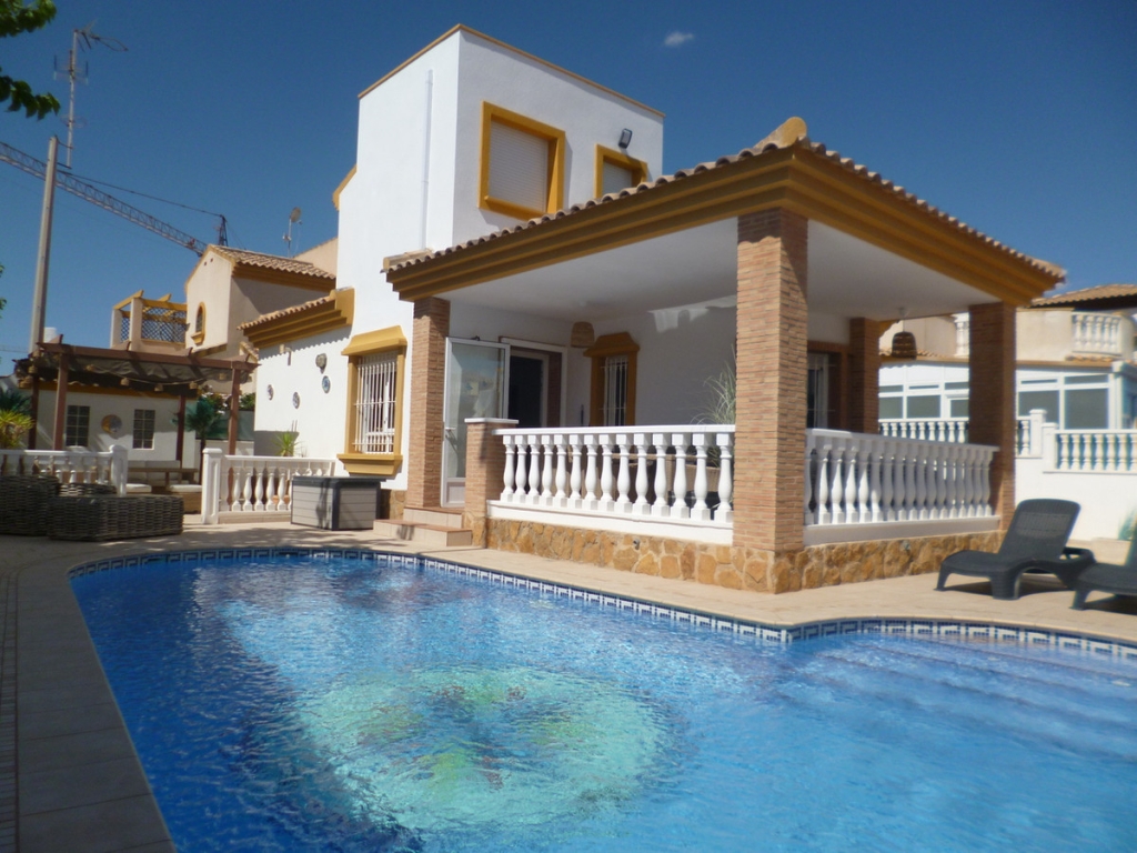 4 Bedroom 2 Bathroom House - Detached Villa in Pilar de la Horadada