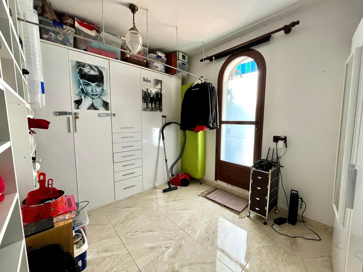 For sale - 4 Bedroom 2 Bathroom House - Detached Villa in Orihuela - Villamartin  - Alicante