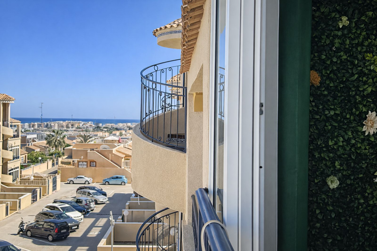 For sale - 2 Bedroom 1 Bathroom Apartment - Top Floor Apartment in Orihuela - Los Altos  - Alicante