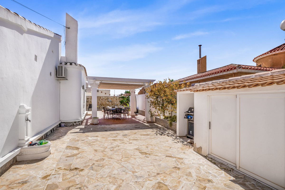 For sale - 5 Bedroom 2 Bathroom House - Detached Villa in Orihuela - Orihuela Costa  - Alicante