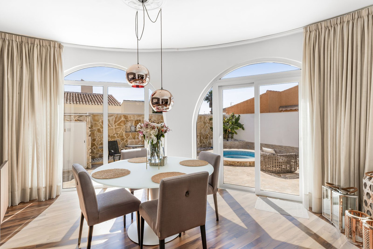 For sale - 5 Bedroom 2 Bathroom House - Detached Villa in Orihuela - Orihuela Costa  - Alicante