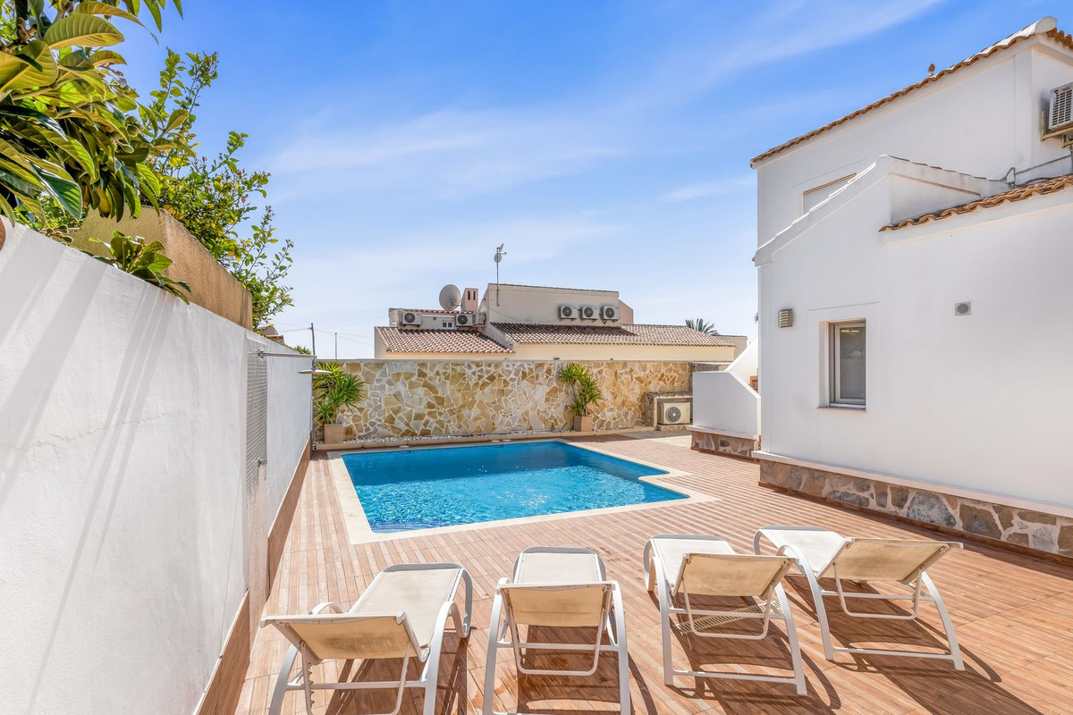 For sale - 5 Bedroom 2 Bathroom House - Detached Villa in Orihuela - Orihuela Costa  - Alicante