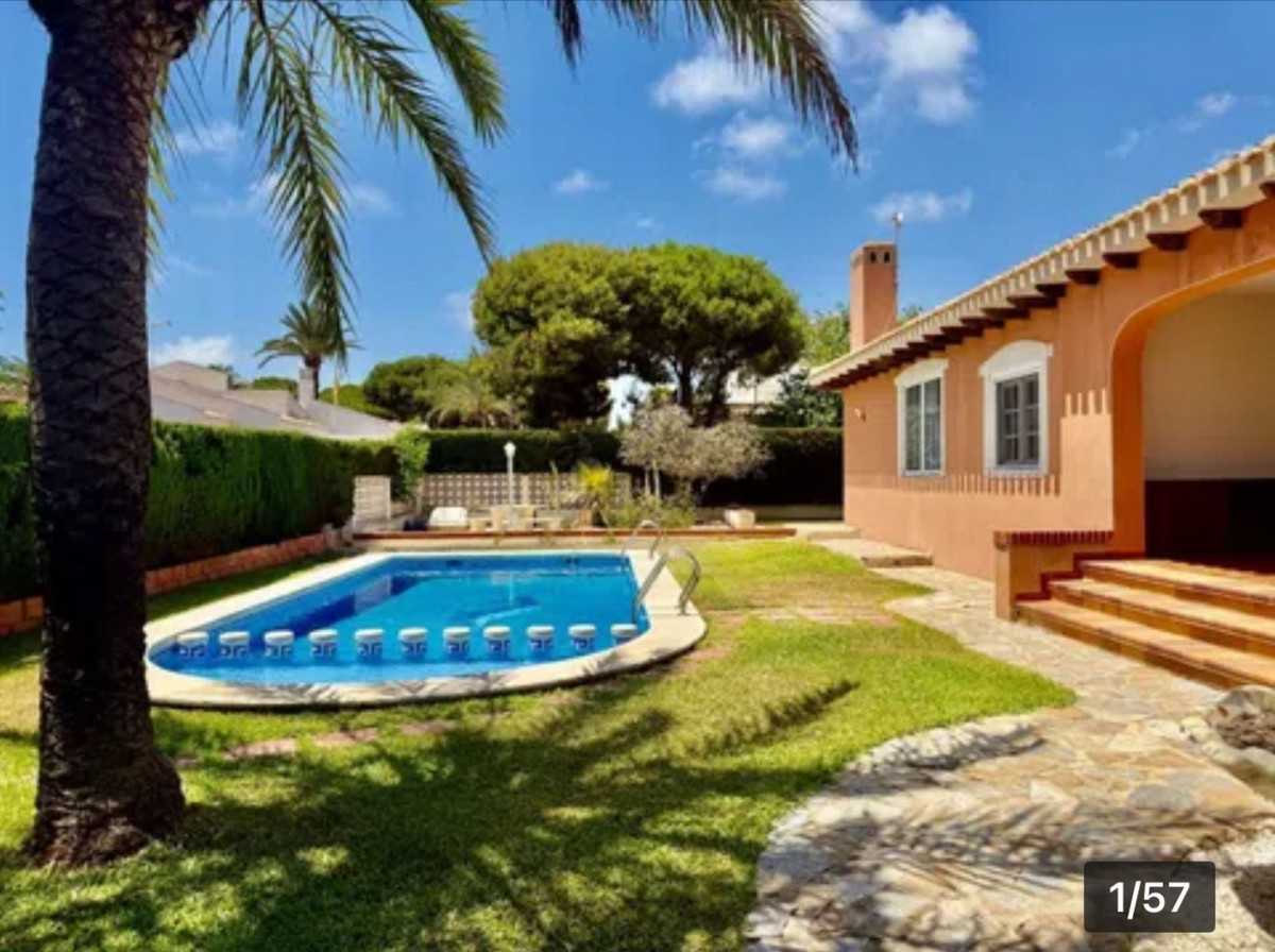 For sale - 4 Bedroom 4 Bathroom House - Detached Villa in Orihuela - Cabo Roig  - Alicante