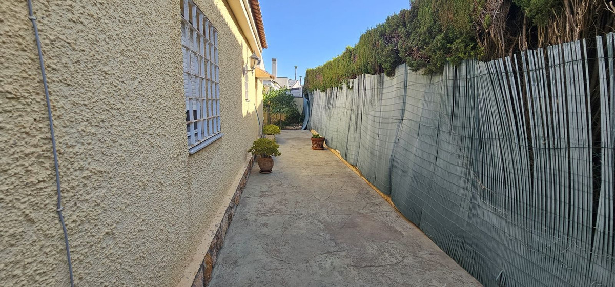 For sale - 5 Bedroom 3 Bathroom House - Detached Villa in Orihuela - Campoamor  - Alicante