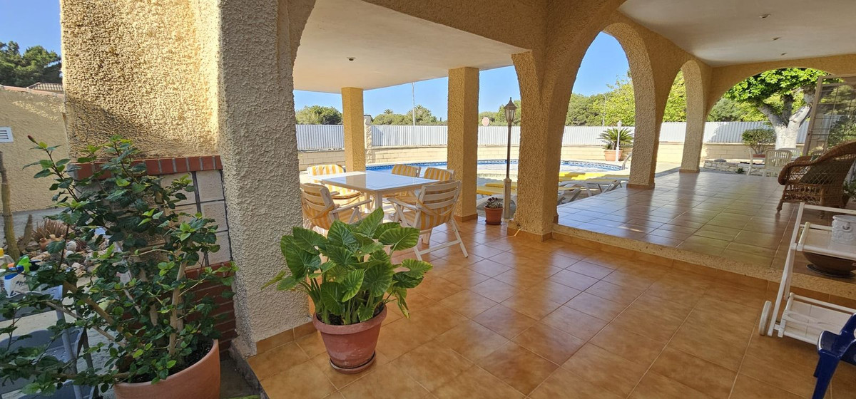 For sale - 5 Bedroom 3 Bathroom House - Detached Villa in Orihuela - Campoamor  - Alicante