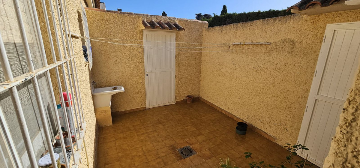 For sale - 5 Bedroom 3 Bathroom House - Detached Villa in Orihuela - Campoamor  - Alicante