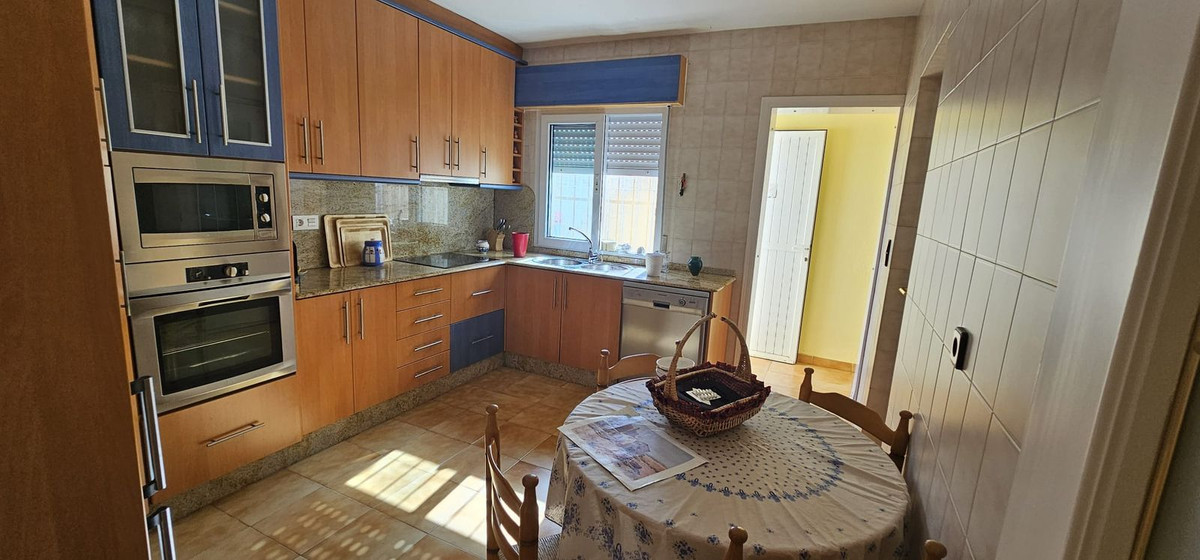 For sale - 5 Bedroom 3 Bathroom House - Detached Villa in Orihuela - Campoamor  - Alicante