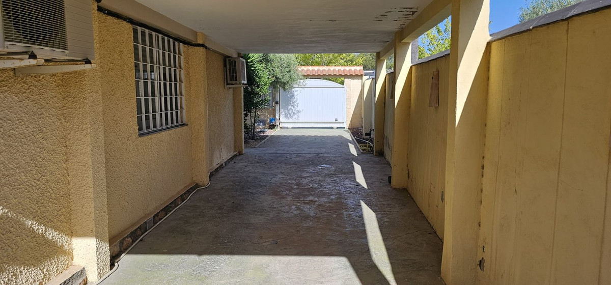 For sale - 5 Bedroom 3 Bathroom House - Detached Villa in Orihuela - Campoamor  - Alicante