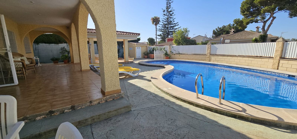 For sale - 5 Bedroom 3 Bathroom House - Detached Villa in Orihuela - Campoamor  - Alicante