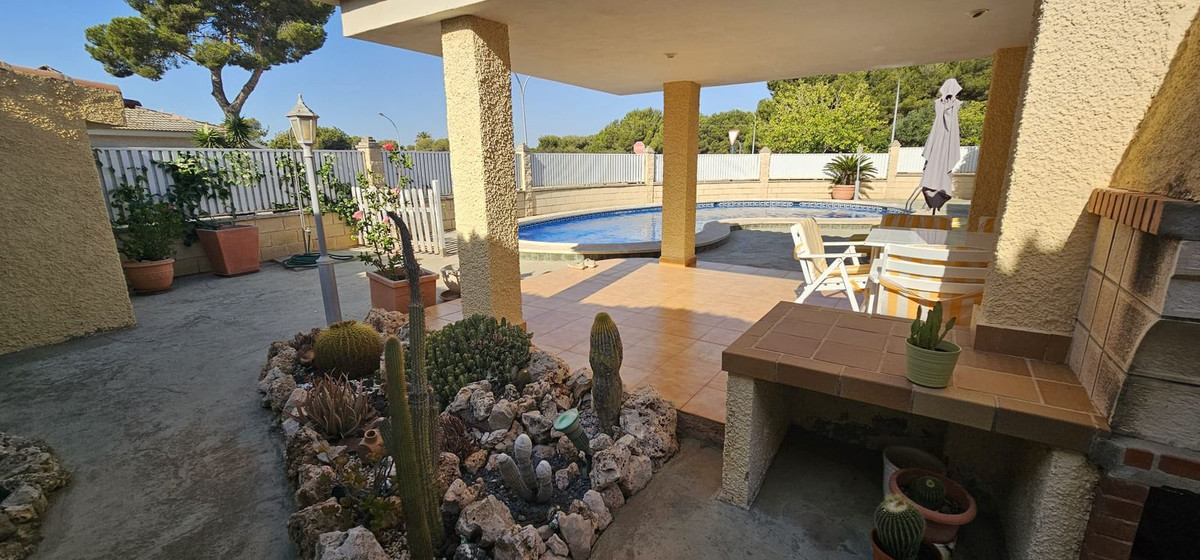 For sale - 5 Bedroom 3 Bathroom House - Detached Villa in Orihuela - Campoamor  - Alicante
