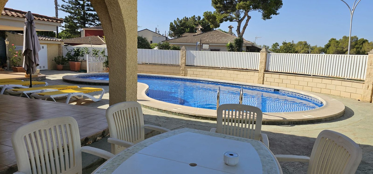 For sale - 5 Bedroom 3 Bathroom House - Detached Villa in Orihuela - Campoamor  - Alicante
