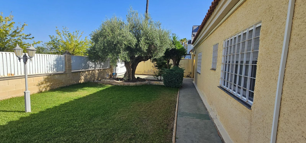 For sale - 5 Bedroom 3 Bathroom House - Detached Villa in Orihuela - Campoamor  - Alicante