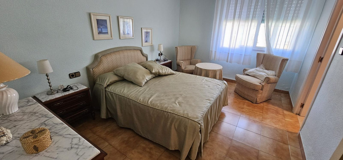 For sale - 5 Bedroom 3 Bathroom House - Detached Villa in Orihuela - Campoamor  - Alicante