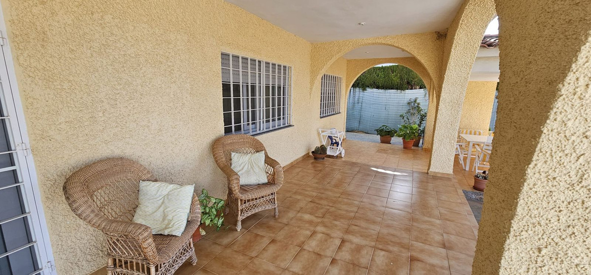 For sale - 5 Bedroom 3 Bathroom House - Detached Villa in Orihuela - Campoamor  - Alicante