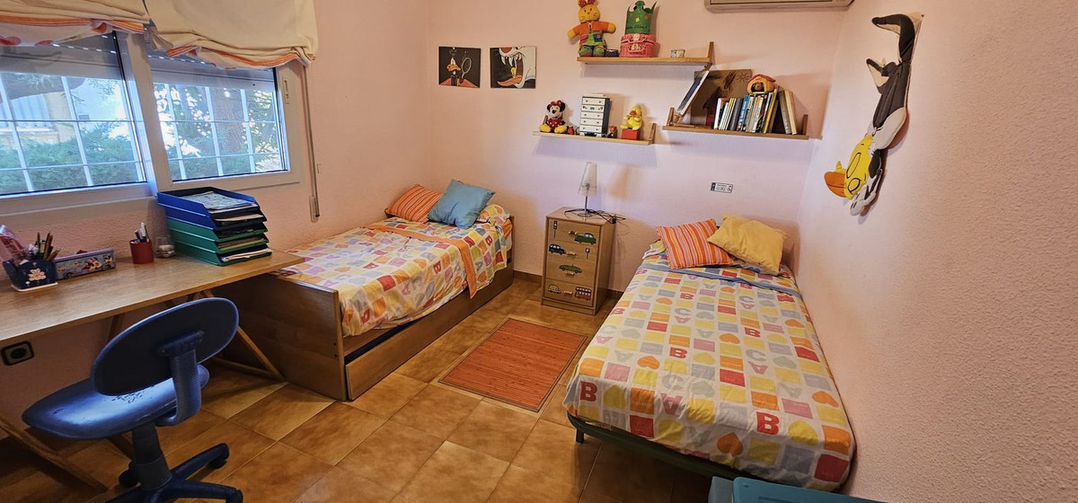 For sale - 5 Bedroom 3 Bathroom House - Detached Villa in Orihuela - Campoamor  - Alicante