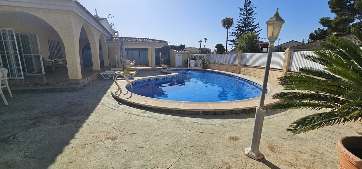 For sale - 5 Bedroom 3 Bathroom House - Detached Villa in Orihuela - Campoamor  - Alicante