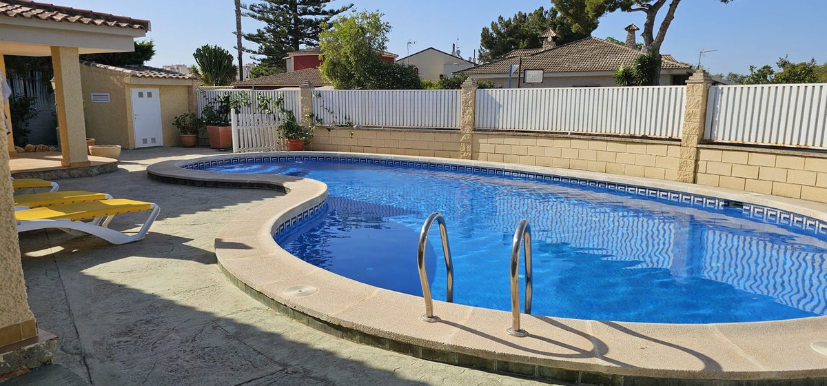 For sale - 5 Bedroom 3 Bathroom House - Detached Villa in Orihuela - Campoamor  - Alicante