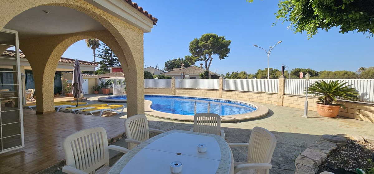 For sale - 5 Bedroom 3 Bathroom House - Detached Villa in Orihuela - Campoamor  - Alicante
