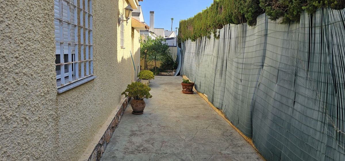 For sale - 5 Bedroom 3 Bathroom House - Detached Villa in Orihuela - Campoamor  - Alicante