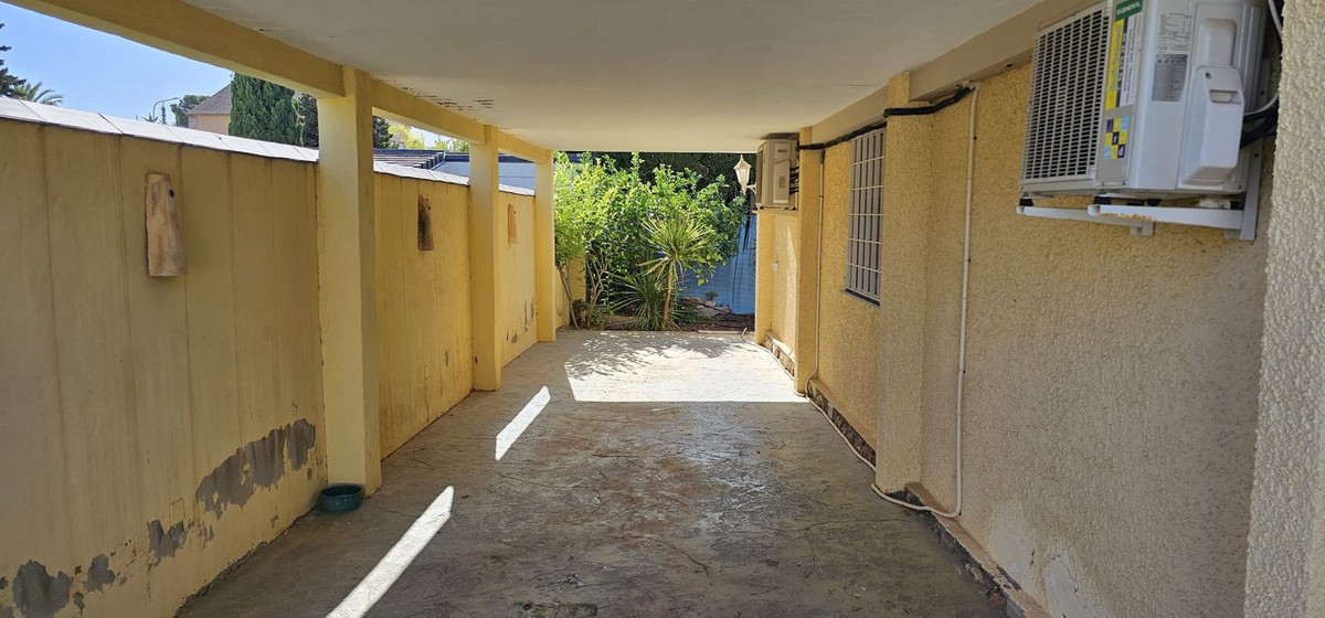 For sale - 5 Bedroom 3 Bathroom House - Detached Villa in Orihuela - Campoamor  - Alicante