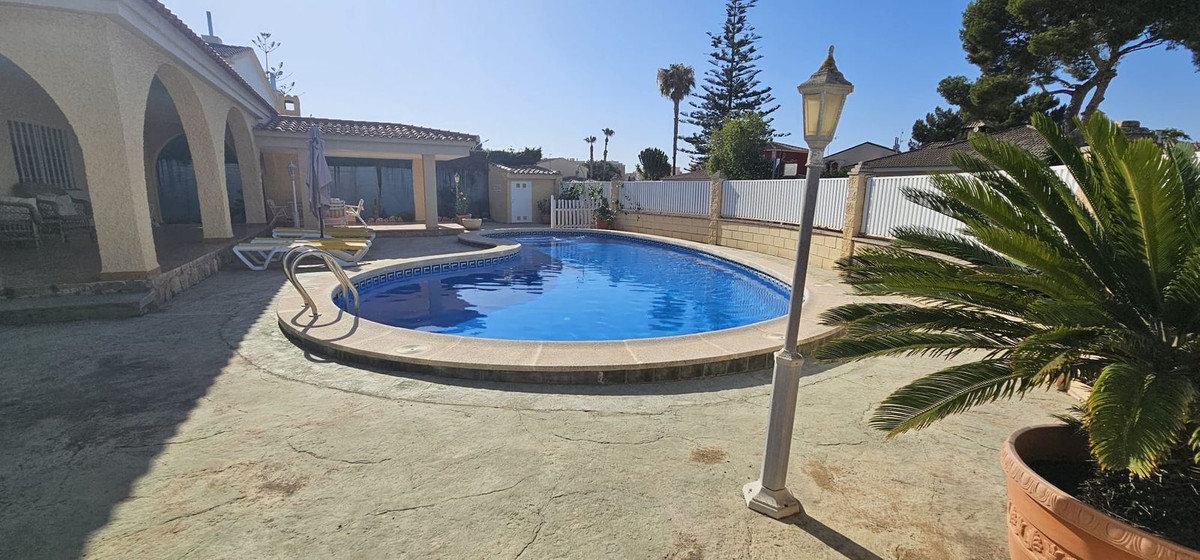 For sale - 5 Bedroom 3 Bathroom House - Detached Villa in Orihuela - Campoamor  - Alicante