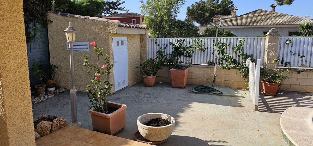 For sale - 5 Bedroom 3 Bathroom House - Detached Villa in Orihuela - Campoamor  - Alicante