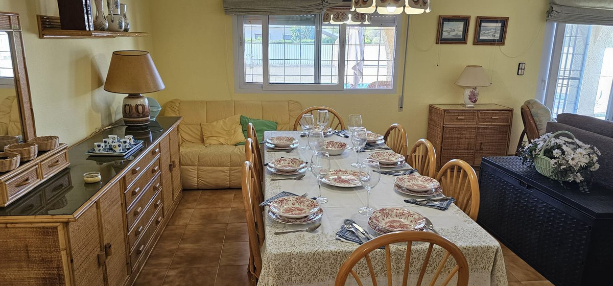 For sale - 5 Bedroom 3 Bathroom House - Detached Villa in Orihuela - Campoamor  - Alicante