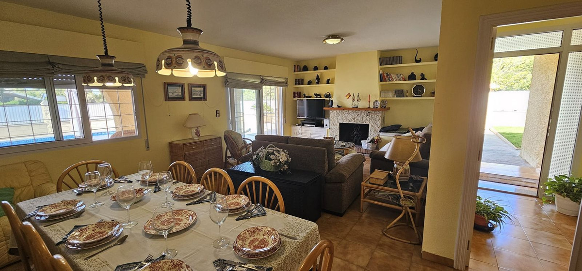 For sale - 5 Bedroom 3 Bathroom House - Detached Villa in Orihuela - Campoamor  - Alicante