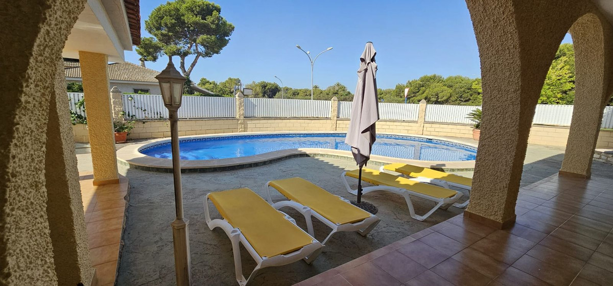 For sale - 5 Bedroom 3 Bathroom House - Detached Villa in Orihuela - Campoamor  - Alicante