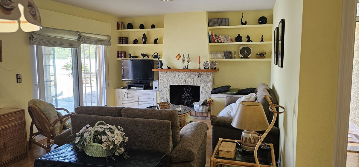 For sale - 5 Bedroom 3 Bathroom House - Detached Villa in Orihuela - Campoamor  - Alicante