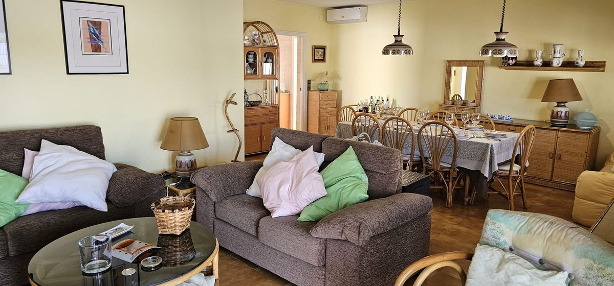 For sale - 5 Bedroom 3 Bathroom House - Detached Villa in Orihuela - Campoamor  - Alicante
