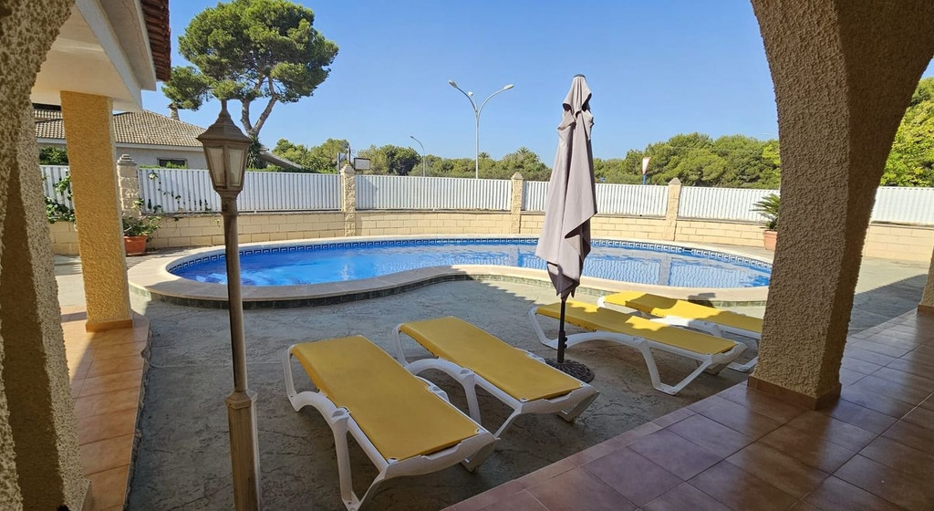 5 Bedroom 3 Bathroom House - Detached Villa in Orihuela