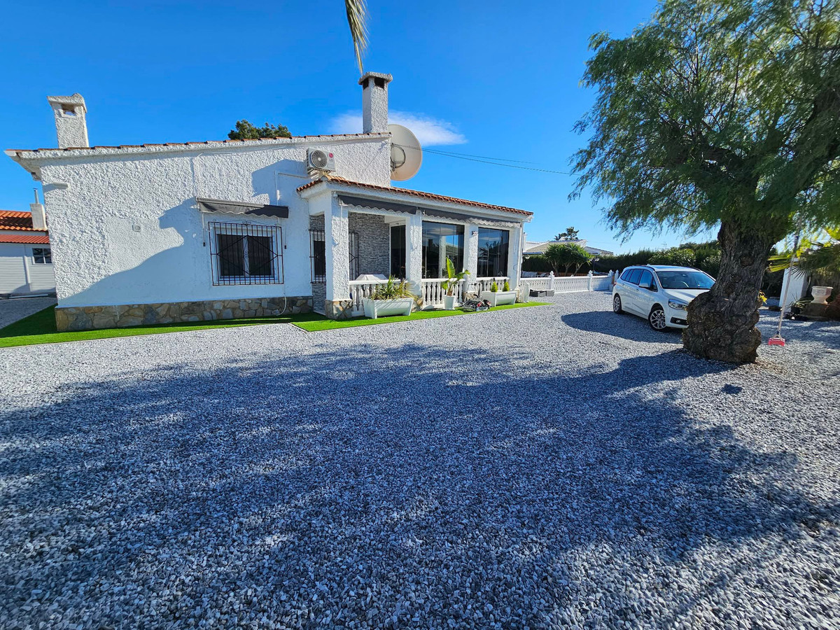For sale - 4 Bedroom 4 Bathroom House - Detached Villa in San Fulgencio - San Fulgencio Centro  - Alicante