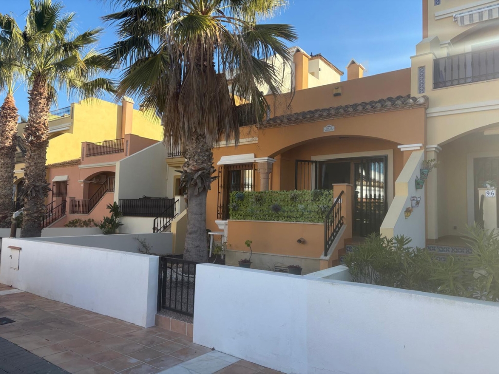 3 Bedroom 2 Bathroom House - Townhouse in Algorfa