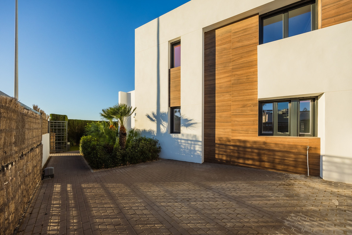 For sale - 4 Bedroom 3 Bathroom House - Detached Villa in Algorfa - La Finca Golf  - Alicante