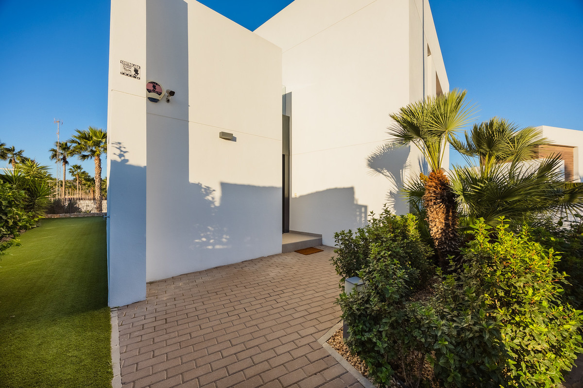 For sale - 4 Bedroom 3 Bathroom House - Detached Villa in Algorfa - La Finca Golf  - Alicante