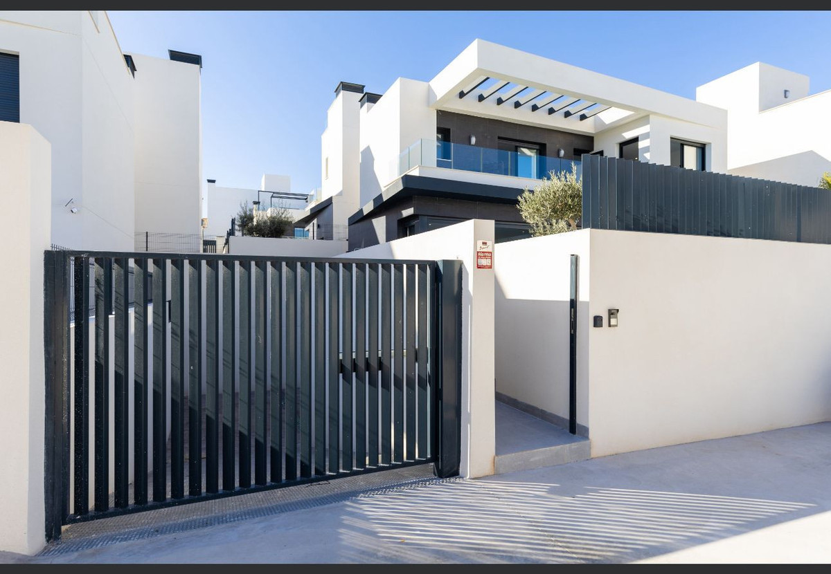 For sale - 3 Bedroom 2 Bathroom House - Detached Villa in Algorfa - La Finca Golf  - Alicante